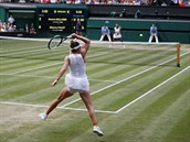 Rumunka Simona Halepov odpaluje balon bhem finle Wimbledonu.