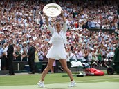 Rumunka Simona Halepov se raduje z vtzstv Wimbledonu.