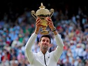Srb Novak Djokovič pózuje s trofejí pro vítěze Wimbledonu.