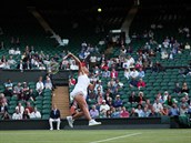 Barbora Strcov odehrv balon bhem wimbledonskho finle v deblu.