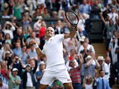 vcar Roger Federer se raduje z postupu do finle Wimbledonu.