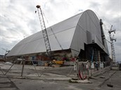 Nový kryt pro IV. blok černobylské elektrárny v říjnu, kdy byla vnější...