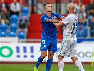 Zleva brankář Liberce Filip Nguyen, Roman Potočný z Liberce a Tomáš Smola z...