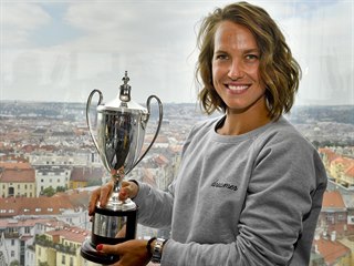 Tenistka Barbora Strýcová pózuje s pohárem pro vítězku čtyřhry ve Wimbledonu.
