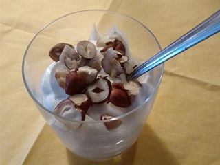 Tvarohovou svačinku může ochutit jahodami, ořechy, anebo třeba borůvkami, podle...