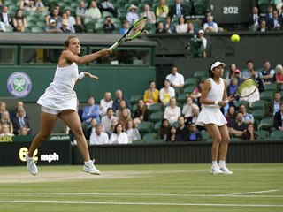 Barbora Strýcová odehrává balon během finále deblu ve Wimbledonu.