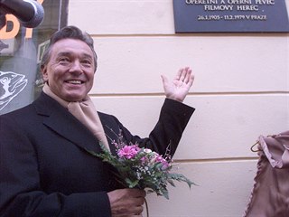 Pamětní deska věnovaná Járovi Pospíšilovi, kterou před lety odhalil Karel Gott,...