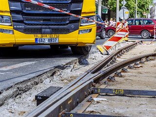 Kamiony a autobusy mají potíže ve zúžení na rozkopané křižovatce ulic Radlická...
