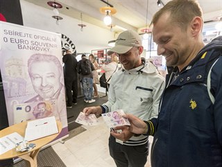 V Praze se zhruba za čtyři hodiny vyprodala pamětní eurobankovka s portrétem...