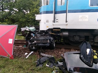 Při tragické srážce osobního auta a vlaku v Černožicích u Jaroměře zemřeli 4...