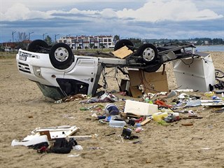 Převrácený autokaravan v řecké vesnici Sozopoli, v němž zemřeli dva čeští...