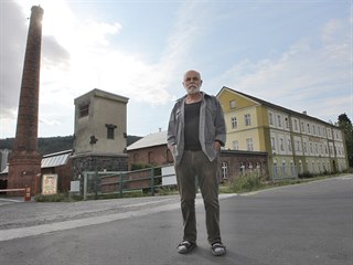 Zdeněk Mateiciuc stojí před továrnou na okraji Oder, kterou společně s bratrem...