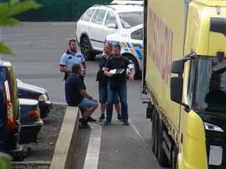 Z kamionu v Praze 5 vyskákalo pět cizinců. Policie je našla v přilehlých...