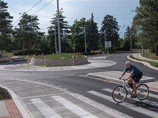 Řidičům kruhový objezd u pardubické záchranné služby sice slouží teprve pár...