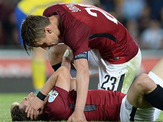 Josef Šural se během zápasu Sparty sklání nad zraněním spoluhráčem Bogdanem...