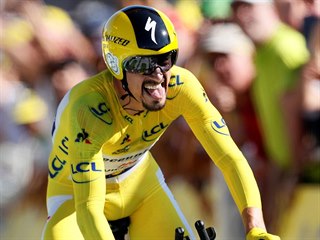 Julian Alaphilippe projíždí cílem časovky v Pau. Na prvním místě.
