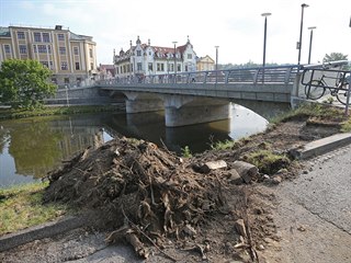 Dělníci dostavují jediný chybějící úsek cyklostezky podél Sázavy v centru...