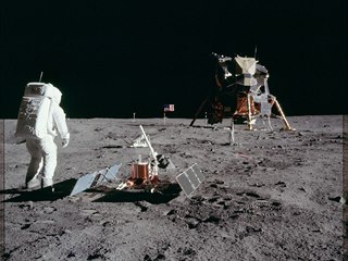 Pohled na veškeré vybavení, které astronauti na povrchu zanechali: vlajka,...