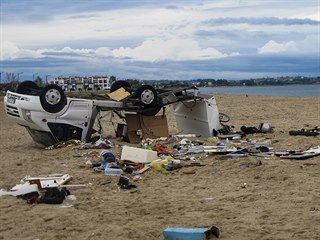 Převrácený autokaravan v řecké vesnici Sozopoli, v němž zemřeli dva čeští...