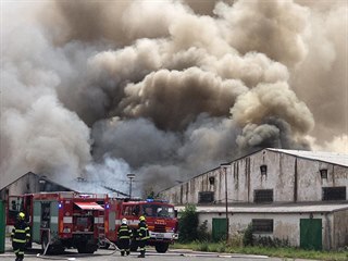 Požár haly s bateriemi v Tursku u Prahy. (16. 7 .2019)