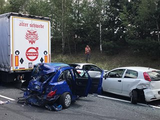 Dálnici D6 uzavřela na 15. km ve směru na Prahu hromadná nehoda dvou kamionů a...