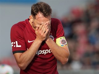 Sparťanský útočník Libor Kozák nevěří svým očím během duelu se Slováckem.