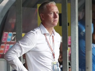 CO S TÍM? Zadumaný sparťanský trenér Václav Jílek během neúspěšného zápasu se...