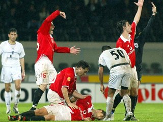 TRAGÉDIE NA TRÁVNÍKU. Fotbalisté lisabonské Benfiky volají pomoc k Miklósi...