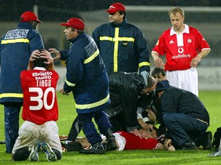 TRAGÉDIE NA TRÁVNÍKU. Lékaři se snaží pomoci Miklósi Fehérovi,...