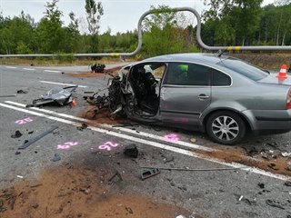 Tragická nehoda si vyžádala jednu oběť a pět zraněných.