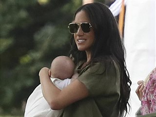 Vévodkyně Meghan a její syn Archie Harrison na charitativním pólo zápase v...