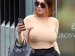 Lauren Goodgerová a její velká adra, která jsou také vylepena silikonovými...