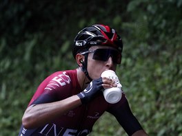 Kolumbijsk cyklista Egan Bernal se oberstvuje bhem Tour de France.