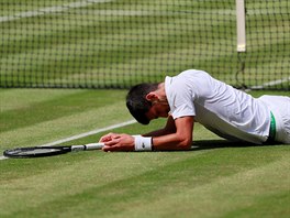 Srbsk tenista Novak Djokovi bhem semifinle Wimbledonu.