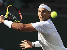 panl Rafael Nadal bhem semifinle Wimbledonu, ve kterm hrl proti vcaru...