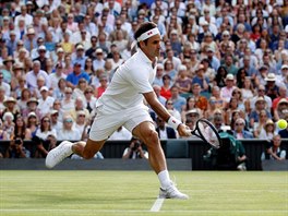 vcar Roger Federer bhem semifinle Wimbledonu, ve kterm se utkal s Rafaelem...