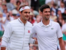 vcar Roger Federer (vlevo) a Srb Novak Djokovi pzuj ped zatkem finle...