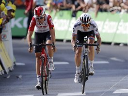 Daryl Impey (vpravo) a Tiesj Benoot sprintuj do cle devt etapy Tour de...