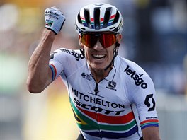 Daryl Impey z tmu Mitchelton-Scott se raduje z vtzstv v devt etap Tour...