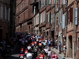 Peloton projd mstem Albi bhem jedenct etapy Tour de France.