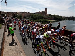 Peloton projd mstem Albi bhem jedenct etapy Tour de France.