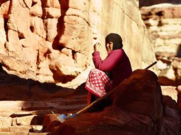 V Petře stále žije řada beduínských obyvatel, kteří obývají dokonce i jeskyně....