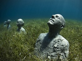 Tyto sochy odpočívají na polštáři z mořské trávy v Karibském moři poblíž...