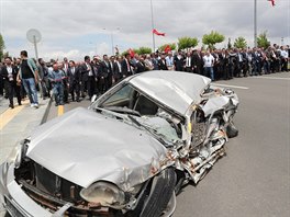Události z 15. ervence 2016 v Turecku pipomínají i auta, která bhem pokusu o...