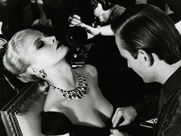 HELMUT NEWTON (1920-2004), Woman Being Filmed, Paris 1980, ernobílá fotografie...