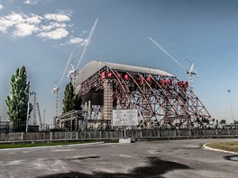 Rozestav�ný kryt v roce 2013. Tvo�í ho ocelová konstrukce s vícevrstvým...