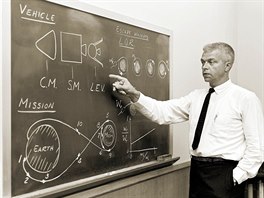 Letecký inenýr John Houbolt prezentuje v roce 1962 koncept modulárního letu na...