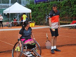 Nejlep�� �esk� tenistka s handicapem La�ka Po��zkov� spolupracovala s tenistou...