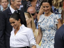 Vévodkyn Meghan a Pippa Middletonová na Wimbledonu (Londýn,13. ervence 2019).