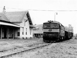 Lokomotiva 753.229-4 ve stanici Chrast město v roce 1996 49.9036069N,...